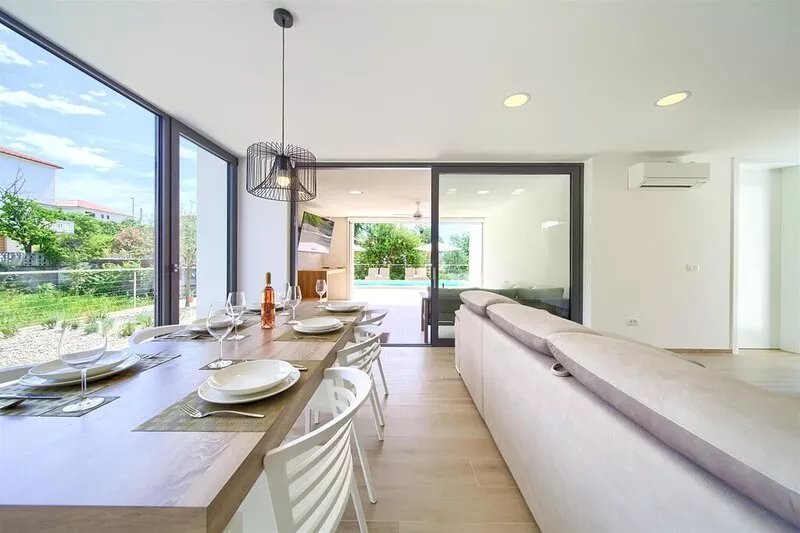 Villa Celeia - Luxurious ground floor apartment with heated pool in city centre