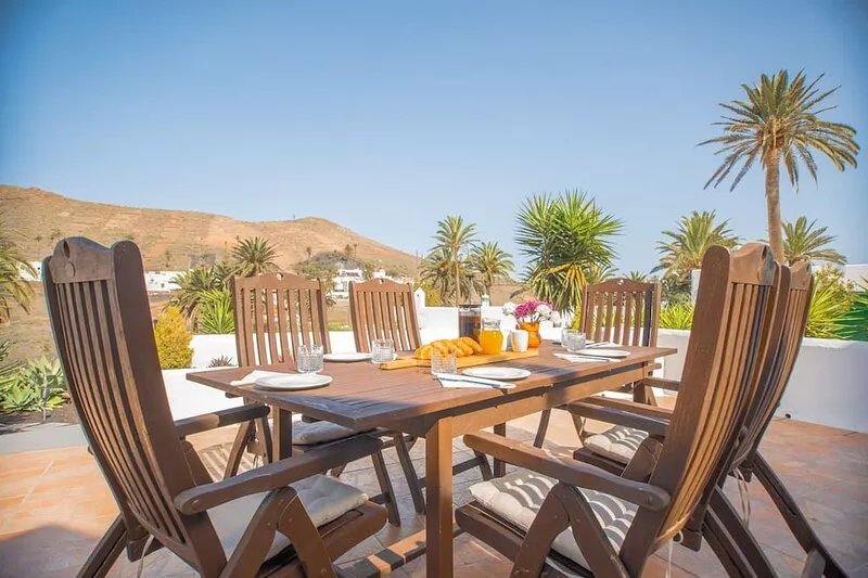 Superb country house with heated, 12m pool!