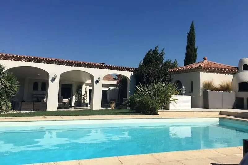 A green and refined setting for a mythical swimming pool in Carcassonne
