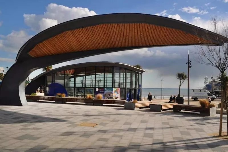 BOURNECOAST: STYLISH FLAT-BALCONY/SEA GLIMPSES-PARKING-10 MIN WALK TO