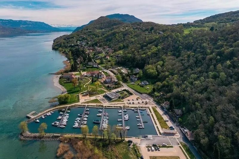 Les Pieds dans l’Eau, House on the shores of the lake du Bourget, Savoie.
