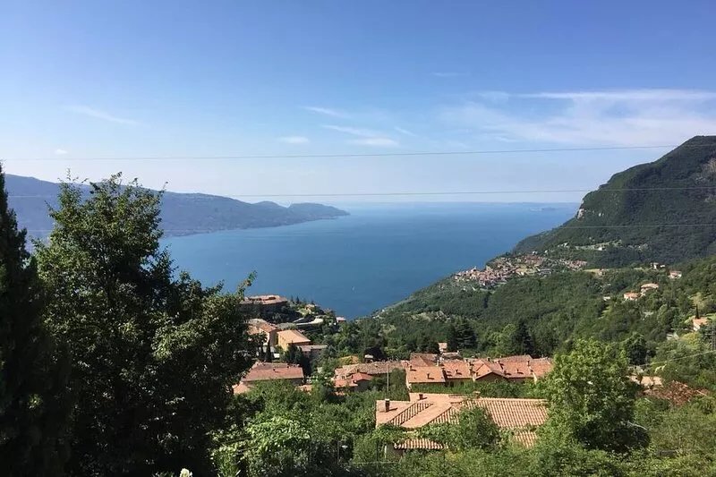 Exclusive apartment with stunning lake view and sun terrace