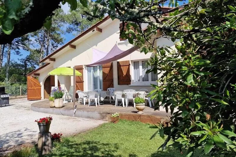 Family house 12 pers with swimming pool 2km from the beach, 100 m from the