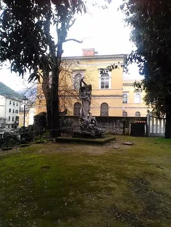Statua della Liberta che Conquista La Barbarie