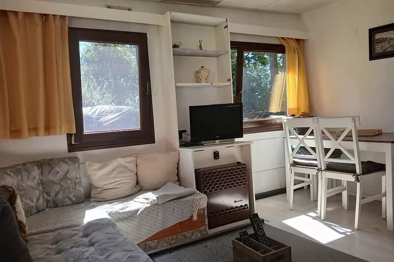 Mobile home on a horse farm in a secluded location - dogs travel free of charge!