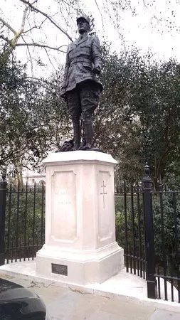Charles De Gaulle Statue