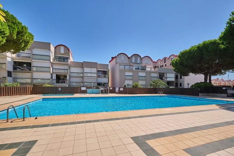 appart. new in quiet residence. Swimming pool and parking. beautiful view of