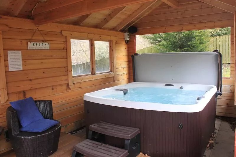 Birchwood Lodge - Cosy Loch Tay Log Cabin with private hot tub and indoor sauna