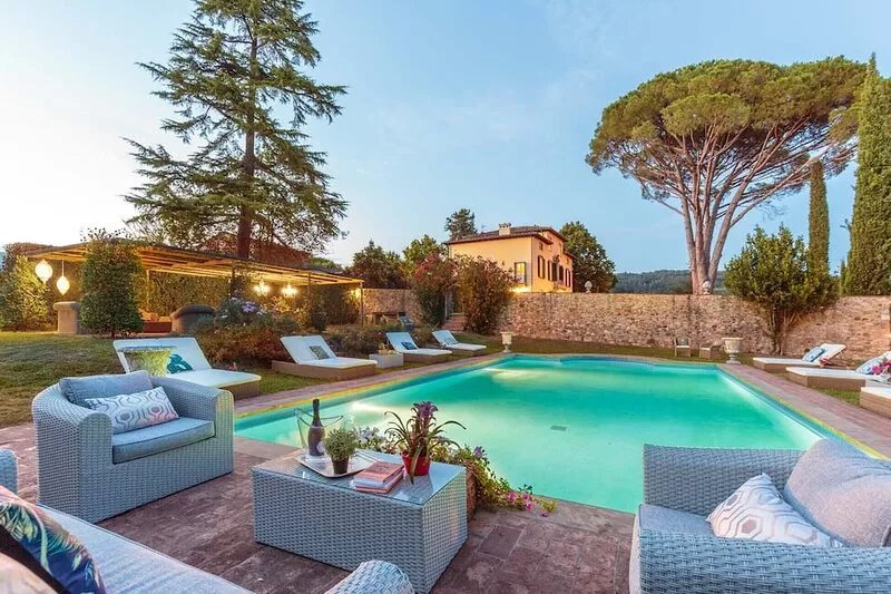 RENAISSANCE WINERY VILLA AMONG THE VINEYARDS, 9 BEDROOMS, 7 BATHS, WIFI, AIR CON