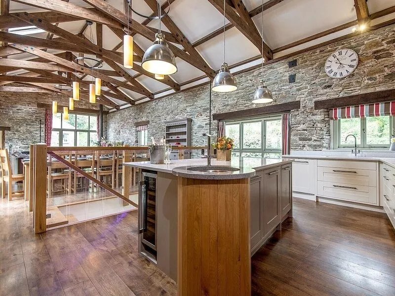 MILL BARN, pet friendly, luxury holiday cottage in Woolston, Devon