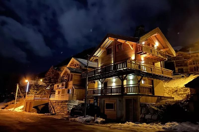 New charming chalet, 15 to 16 people with panoramic terrace facing south