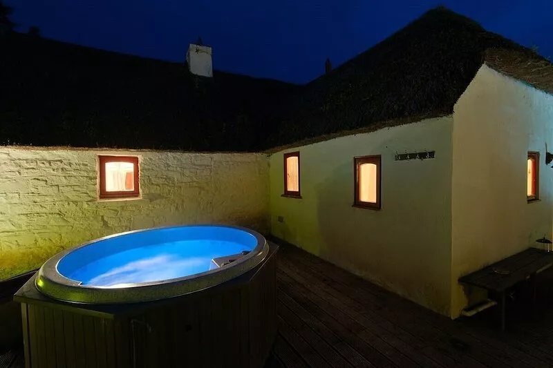 Thatched Cottage with Hot Tub walking distance to Hugh's Pub.