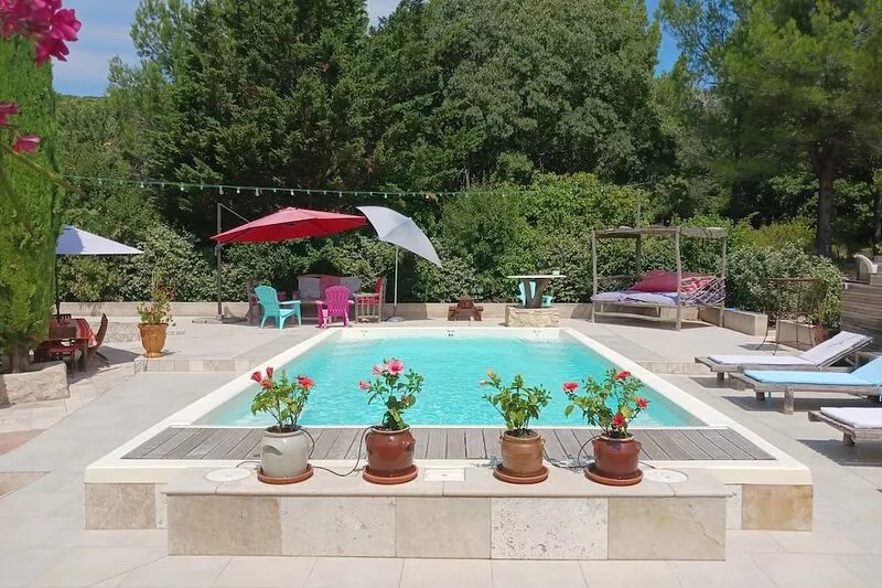 Villa with heated and secure swimming pool at the foot of the Lubéron