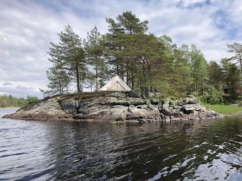 Cottage by the lake, private boat and jetty