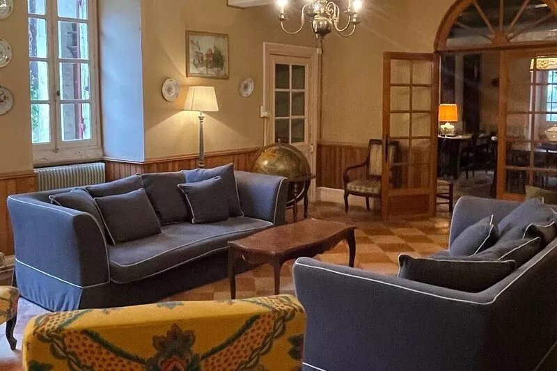 Domain surrounded by a large park with outdoor pool 80km from Bordeaux