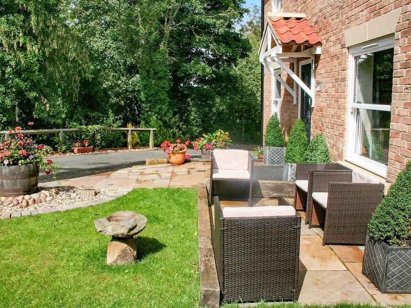 SYCAMORE COTTAGE, pet friendly, with a garden in Hutton Rudby