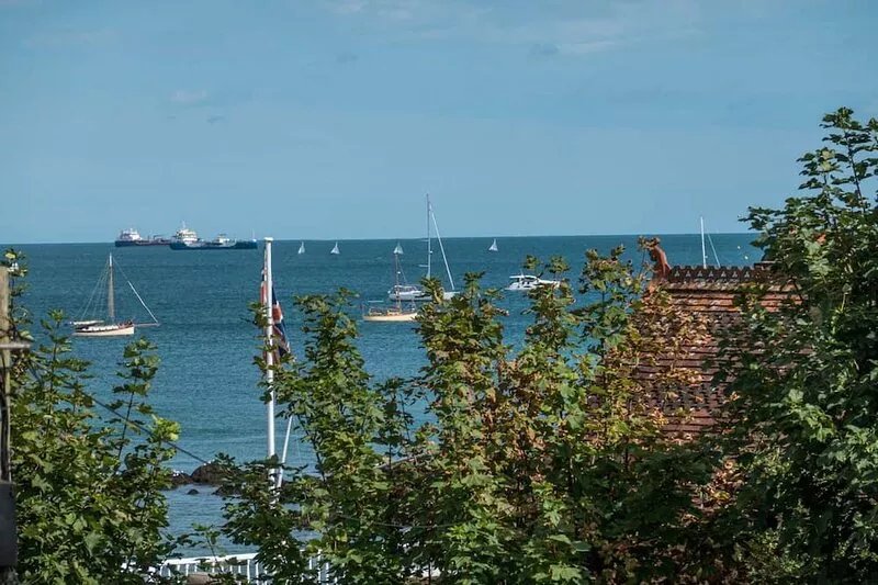 Flat 1, Baymount -  a flat that sleeps 6 guests  in 2 bedrooms & Cabin (sleeps