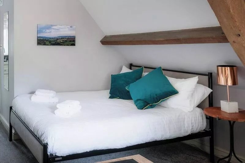 Self catered Coach House near Bath, sleep 4 with private entrance, marble