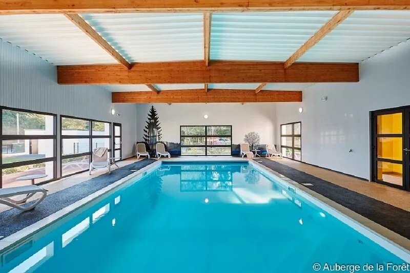 Privatif family cottage, heated and covered swimming pool next to a huge forest
