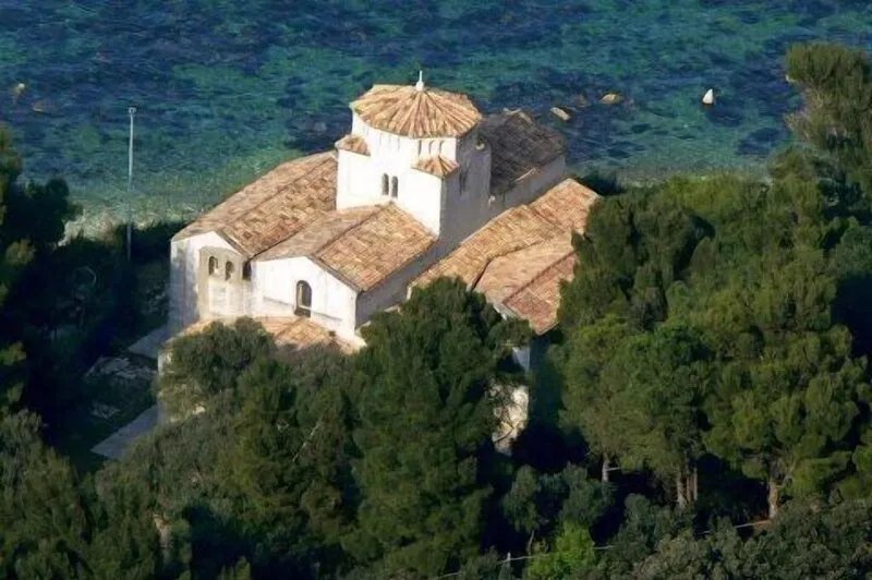 Villa with pool immersed in Le Marche hills: large garden, Jacuzzi+sauna & other