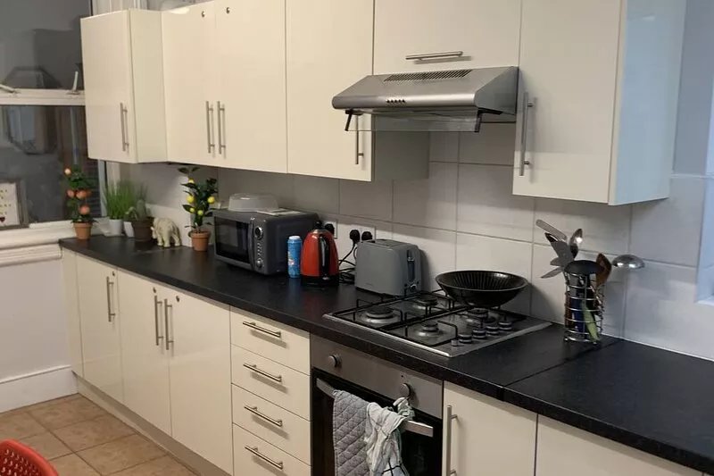 Cosy very large 6 bedroom Victorian home in Zone 2