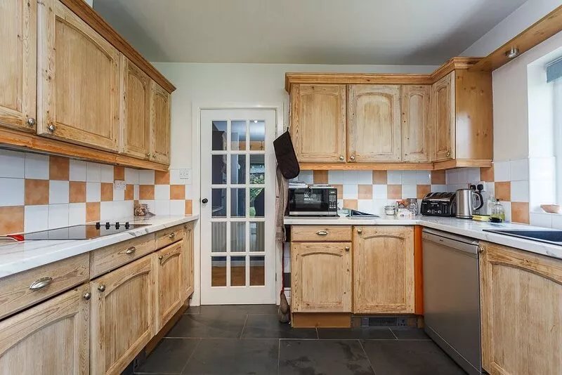 Rose Cottage, Burley. Beautiful location in New Forest. Dog friendly, sleeps 12
