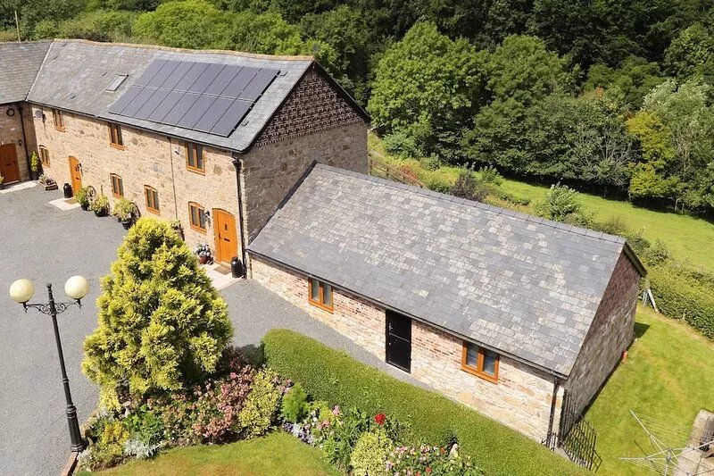 LITTLE COW HOUSE, family friendly, character holiday cottage in Chirk