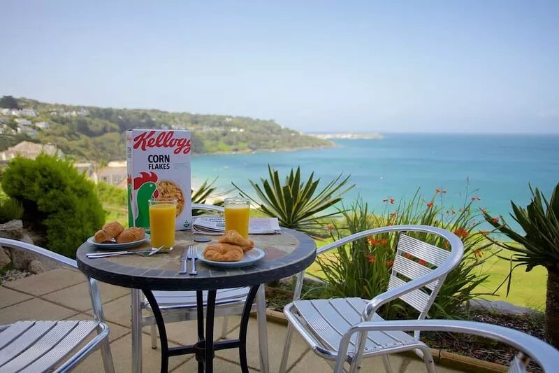 Prime seaside location, wonderful sea terrace and gardens, car parking, Wifi