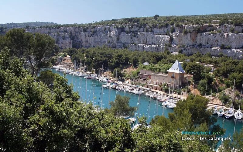 Apartment with terrace in a quiet villa, centre, facing the port and the beach