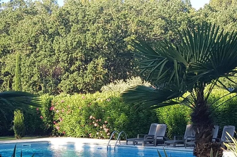 Charming 2 bedroom, 2 bath in Provencal Chateau -heart of Provence