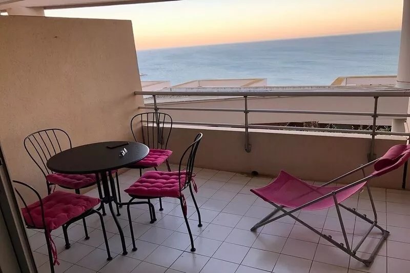 Studio with terrace, swimming pool and parking - SEA and PORT view