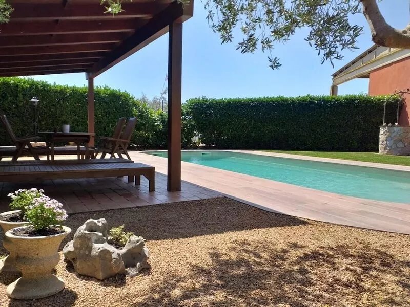 Comfortable house near Banyoles. Spacious space with barbecue and private pool.