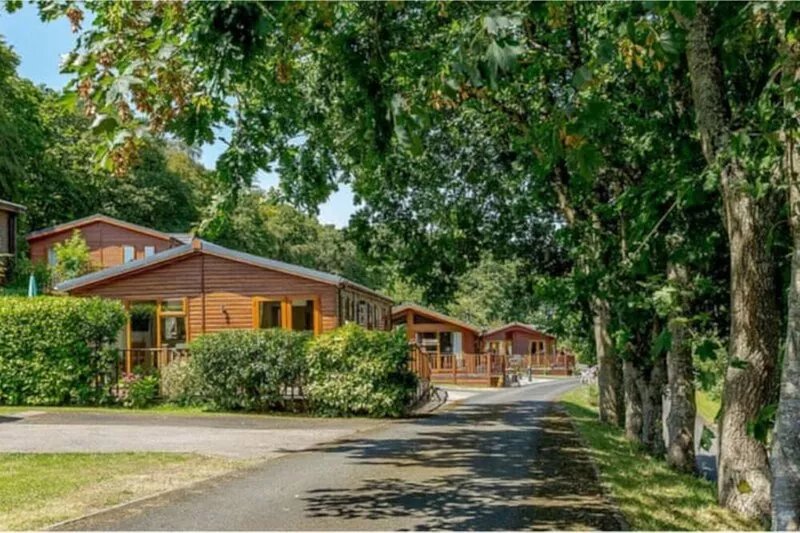 Quiet countryside 3-bedroom chalet with a Hot Tub
