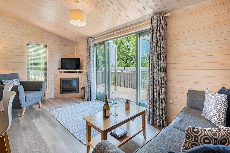 Grove Lodge - a holiday lodge that sleeps 2 with an en-suite