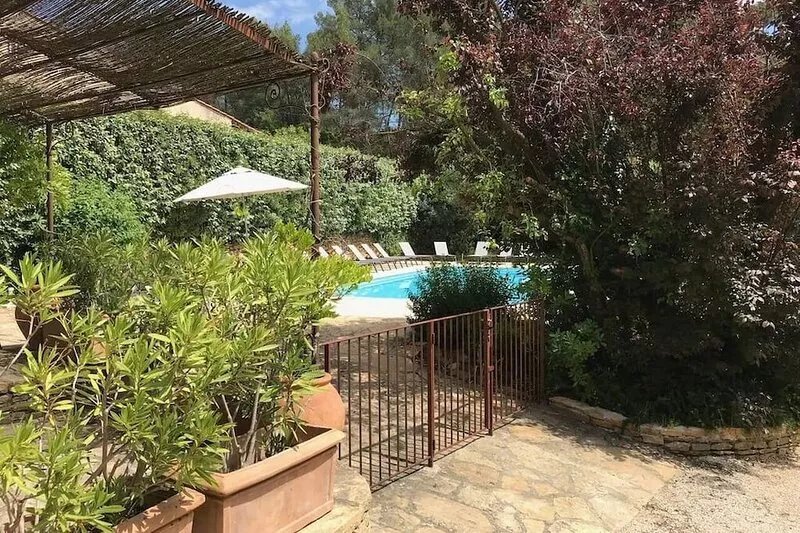 FAMILY APARTMENT, 2-6 PEOPLE, IN PROVENVE MAS 16TH CENT., POOL, GARDEN, PARKING