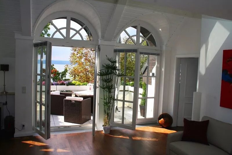 Romantic and spectacular - gallery apartment with 180° view of the lake and Alps