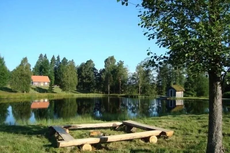 Familyfriendly Loudge with lake to swim and fish in and sauna