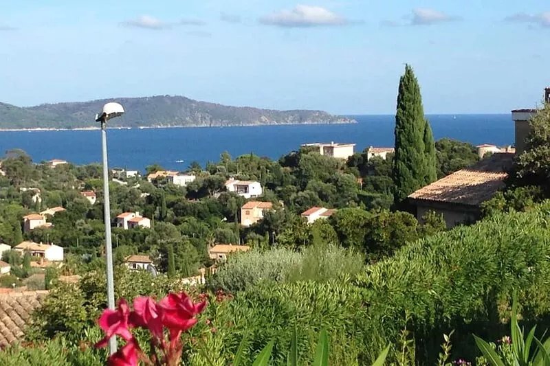 Villa with beautiful sea-view and pool for 6 people