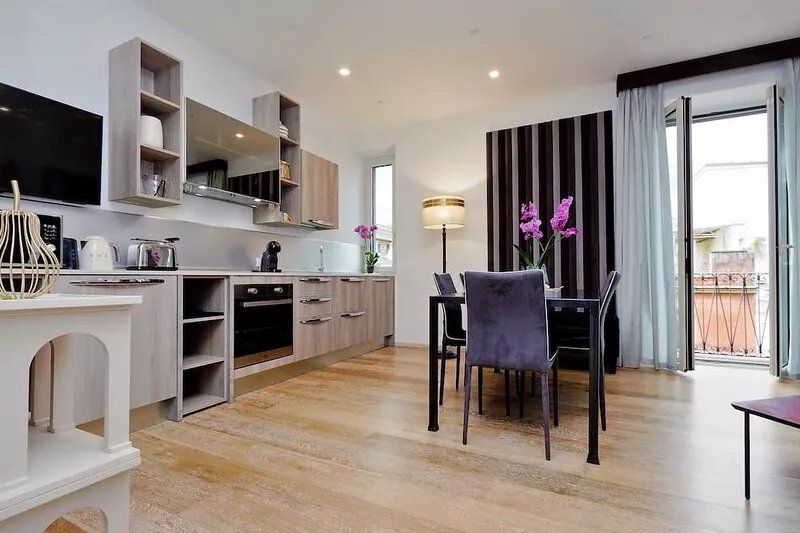 Grand Deluxe six roomed apartment with balcony at the corner of Via Veneto