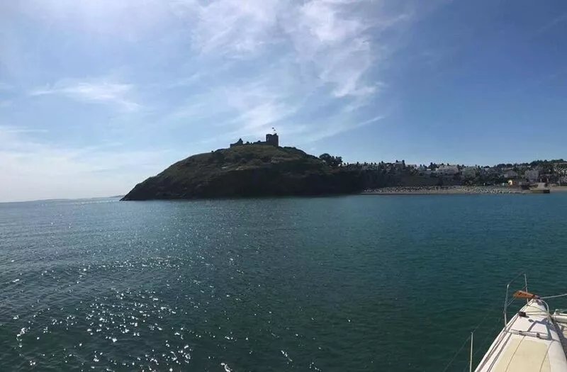 5 Star House in Criccieth. Sea Views. 1 minute from beach. Sleeps 8