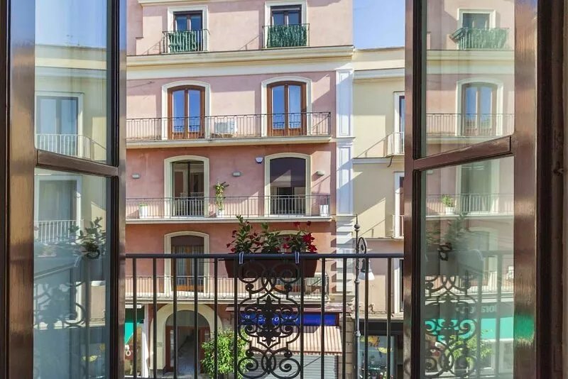 Deluxe Home in Sorrento Old Town with Balconies