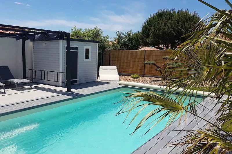 Villa sleeps 7, heated pool (May to September) near beach, town center