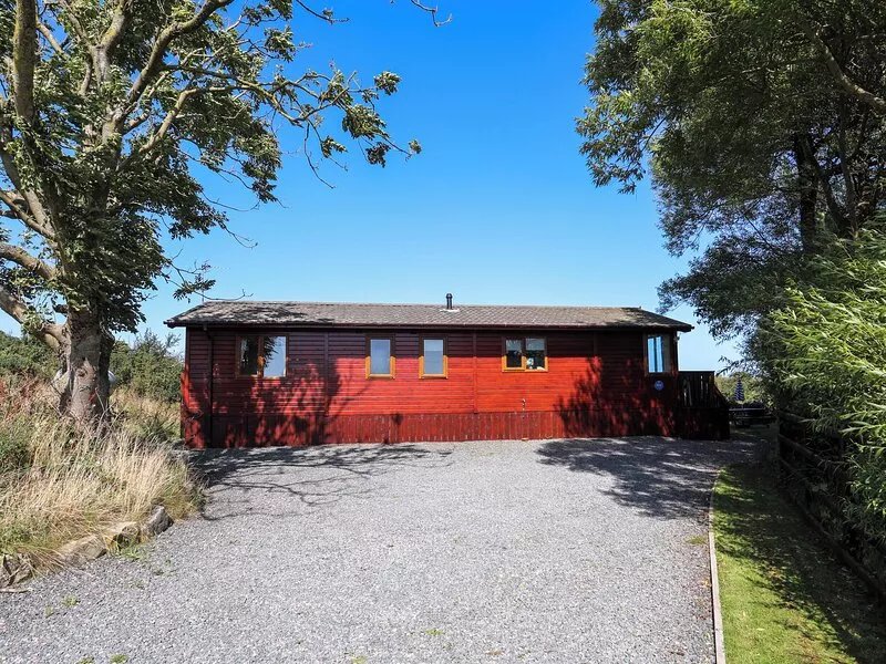 FFRWD LODGE, pet friendly, with a garden in Rhosneigr