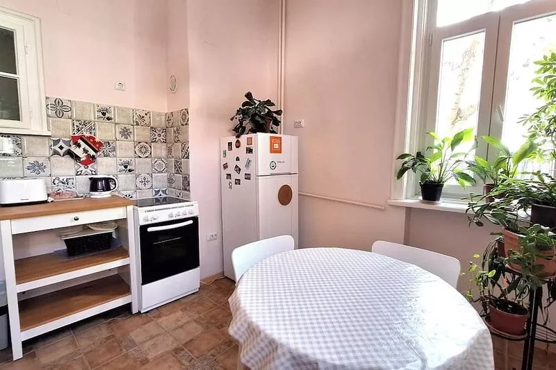 Right in the center of the city! 1st floor 2 bedroom apartment on a quiet street