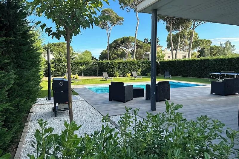Villa with swimming pool 5 minutes walk from Mas Pinell beach!