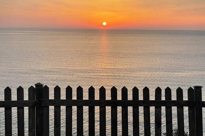 ROCKLEA SEASIDE COTTAGE, family friendly in Newcastle, County Down
