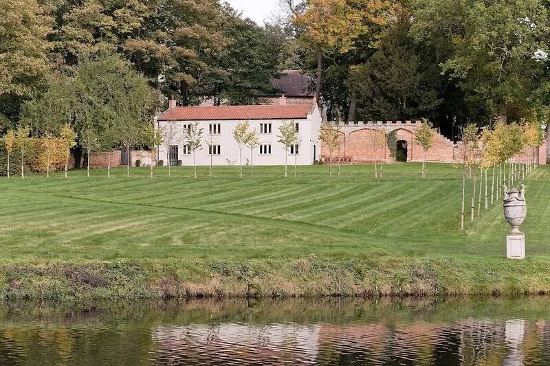 Relax and unwind at this beautiful cottage, set in 15 acres of stunning