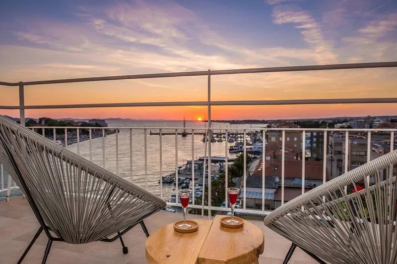 The sea view apartment near city square