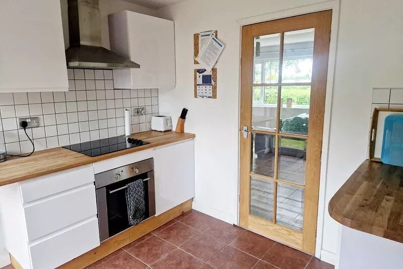 Trearddur Bay Cottage, 400m from beach, 3 bedrooms, sleeps 6, Sunny and quiet