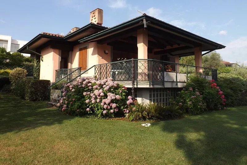 LAKE VIEW SINGLE VILLA: 300 MT FROM THE LAKE